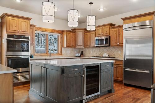 Stunning 5 BDR Retreat with Private Hot Tub and Views in Breckenridge, USA