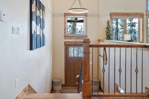 Stunning 5 BDR Retreat with Private Hot Tub and Views in Breckenridge, USA