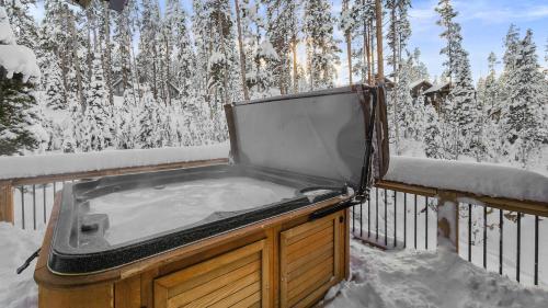 Stunning 5 BDR Retreat with Private Hot Tub and Views in Breckenridge, USA