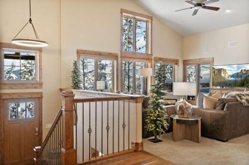 Stunning 5 BDR Retreat with Private Hot Tub and Views in Breckenridge, USA