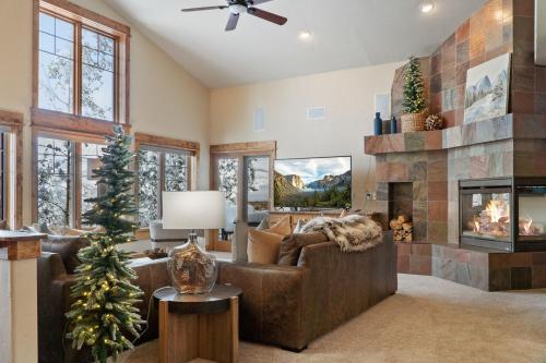 Stunning 5 BDR Retreat with Private Hot Tub and Views in Breckenridge, USA