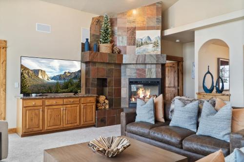 Stunning 5 BDR Retreat with Private Hot Tub and Views in Breckenridge, USA
