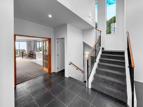 Murrays Gem l Modern 4bed Stunner l Sea View & Spa!, Auckland (zdjęcie 3)