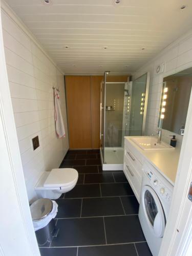 ห้องน้ำ, Sara's cabins-hytter in คอโตเคโน