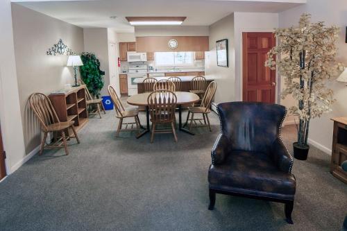Fawn Valley Inn- 202 condo in Estes Park, USA