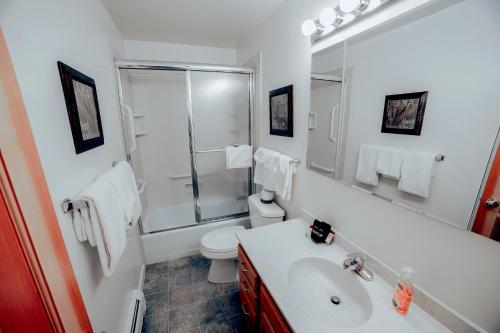 Fawn Valley Inn- 202 condo in Estes Park, USA