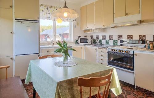 virtuve, 3 Bedroom Lovely Home In Bullaren in Bullaren