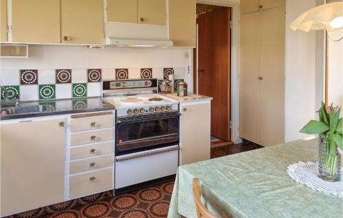 virtuve, 3 Bedroom Lovely Home In Bullaren in Bullaren