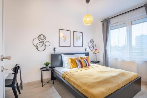 Modern bright central place with terrace - image 10