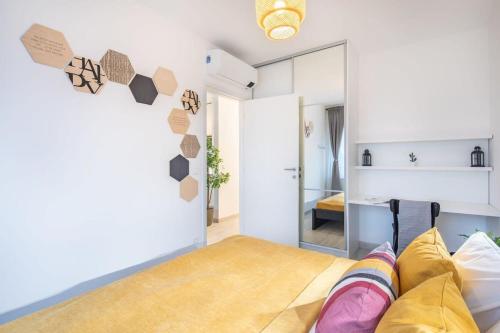 Modern bright central place with terrace - image 9