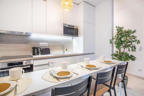 Modern bright central place with terrace - image 4