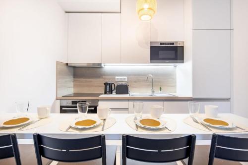 Modern bright central place with terrace - main image