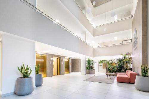 Modern bright central place with terrace - image 8