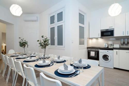 Relaxing brand NEW spot in the lively center - image 2