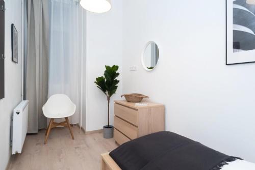 Relaxing brand NEW spot in the lively center - image 11