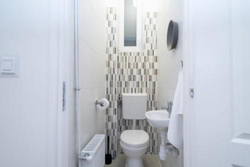 Relaxing brand NEW spot in the lively center - image 7