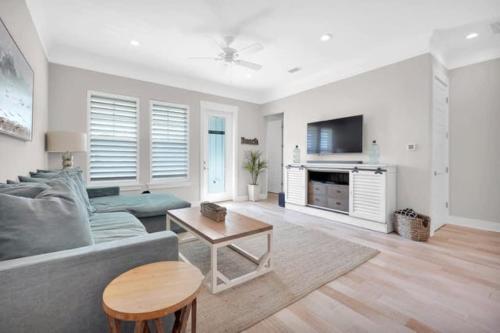 Luxury Beach Getaway 4 Blocks to Beach+ Pier in Jacksonville Beach, USA