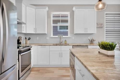 Luxury Beach Getaway 4 Blocks to Beach+ Pier in Jacksonville Beach, USA