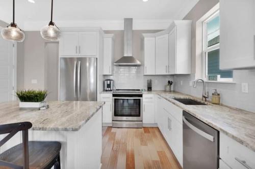Luxury Beach Getaway 4 Blocks to Beach+ Pier in Jacksonville Beach, USA