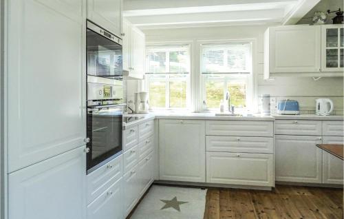 virtuve, 3 Bedroom Beach Front Home In Erfjord in Erfjord