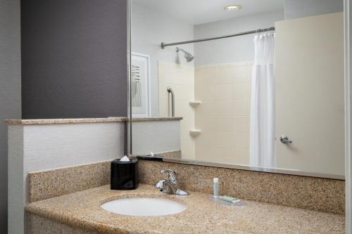 Courtyard by Marriott Kingston - image 5