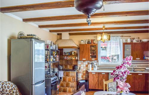 кухня, 5 Bedroom Gorgeous Home In Swierzno in Мястко