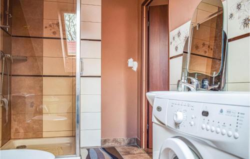 Ванна кімната, 5 Bedroom Gorgeous Home In Swierzno in Мястко