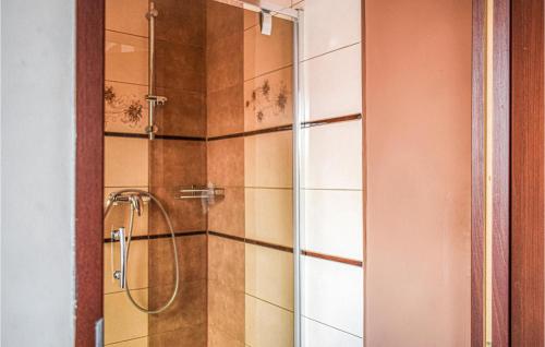 Ванна кімната, 5 Bedroom Gorgeous Home In Swierzno in Мястко