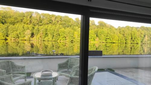 Charming Riverside House with Jacuzzi and Gym Charming Riverside House with Jacuzzi and Gym