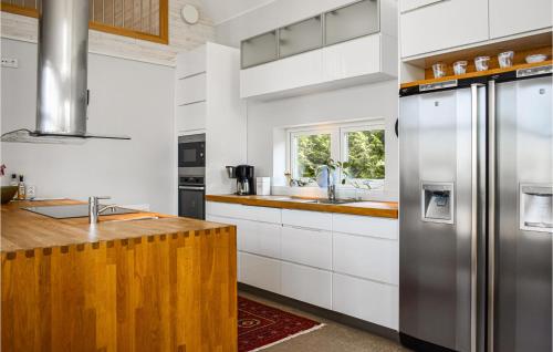 virtuve, 4 Bedroom Stunning Home In Ramdala in Brandamala
