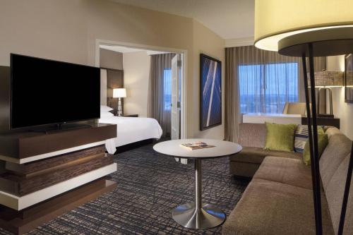 1 king bed, 1 sofa bed