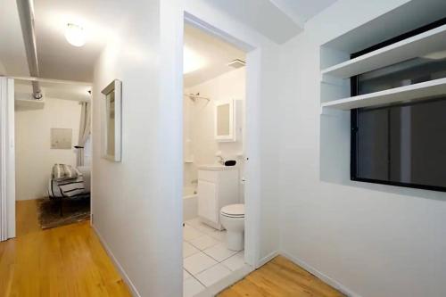For Rent in Chelsea Your Ideal Space Awaits l Cardi l in New York, USA