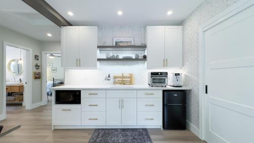 New, stylish APT steps to sunsets & beach in Goderich, Canada