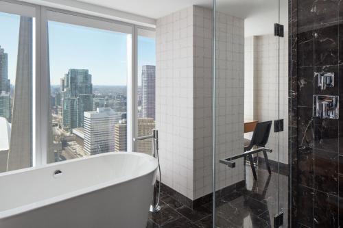 ห้องน้ำ, เดลต้า โฮเทลส์ โตรอนโต (Delta Hotels Toronto) near หมู่เกาะโตรอนโต