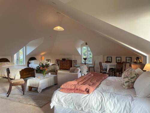 1 queen bed, 2 twin beds
