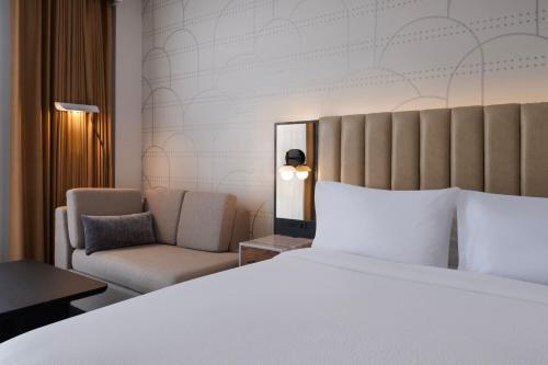 King Room with Sofa Bed image 3