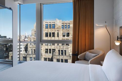 King Room with City View image 2