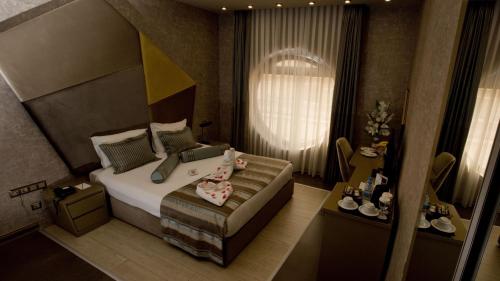Deluxe Double Room with City View image 2