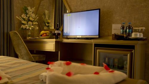 Deluxe Double Room with City View image 7