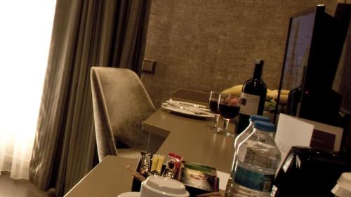 Deluxe Double Room with City View image 4