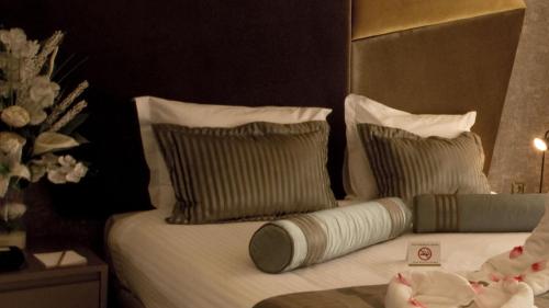 Deluxe Double Room with City View image 3