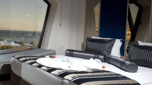 Deluxe Double Room with Sea View image 4