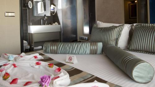 Deluxe Double Room with Sea View image 3
