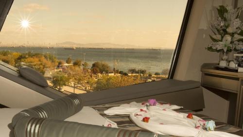 Deluxe Double Room with Sea View image 5