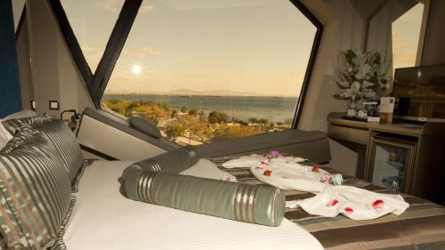 Deluxe Double Room with Sea View image 6