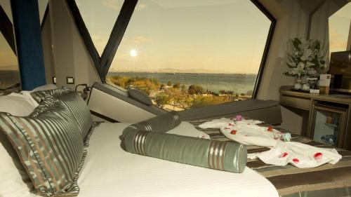 Deluxe Double Room with Sea View image 10