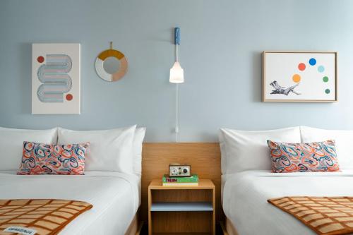 4 queen beds