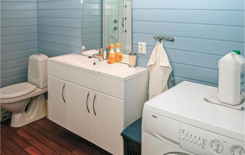 Baño, Nice Home In Etne With House Sea View in Etne