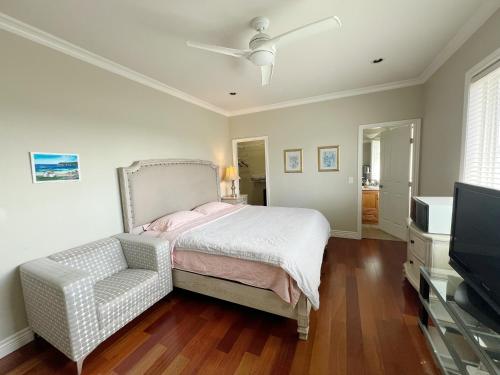 A cozy bedroom with a private washroom close to YVR Richmond in Richmond, Canada