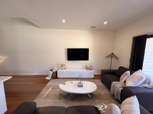 City & Beach Retreat in Altona North